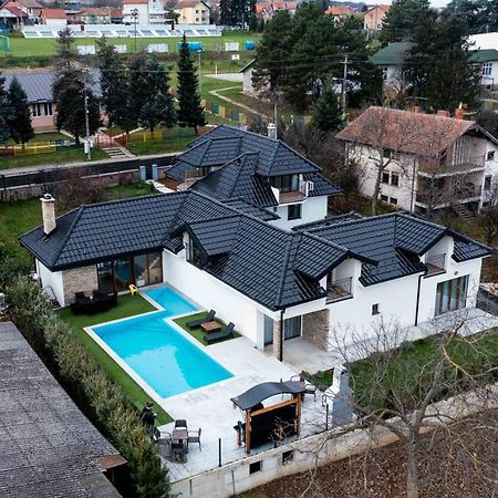 City Escape Luxury Villa Zuce Bagian luar foto